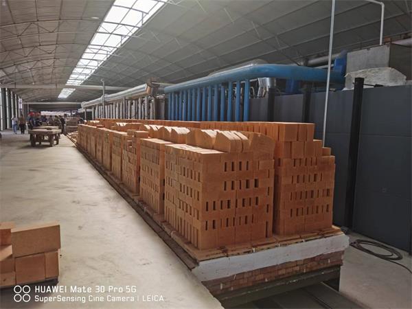 108.8×2.4米煤氣天然氣燒粘土磚高效高產(chǎn)節(jié)能隧道窯生產(chǎn)線（設(shè)計(jì)日產(chǎn)200噸，實(shí)際日產(chǎn)240噸，能耗45m3/噸產(chǎn)品）